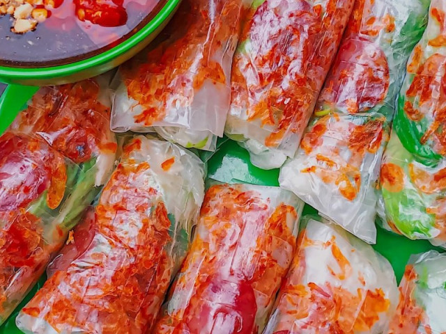 Ẩm thực - Ăn vặt với bò bía tôm chấy chỉ 2.500 đồng hoặc bánh hotdog ngập phô mai, ngon hết ý