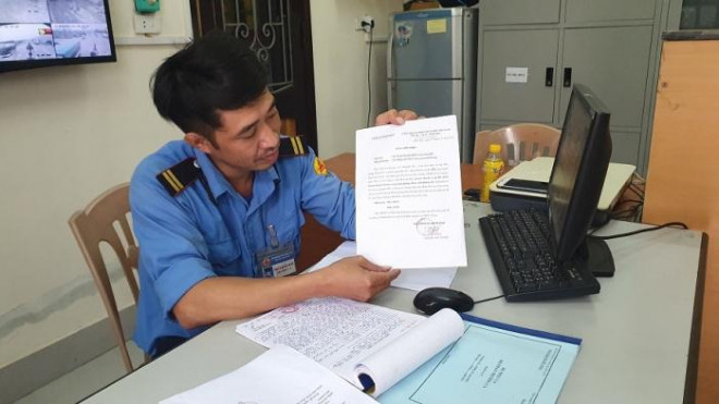 Anh Bảo cho PV xem tờ giấy giới thiệu lái xe xuất trình để đòi miễn phí cho chiếc container chở tỏi.