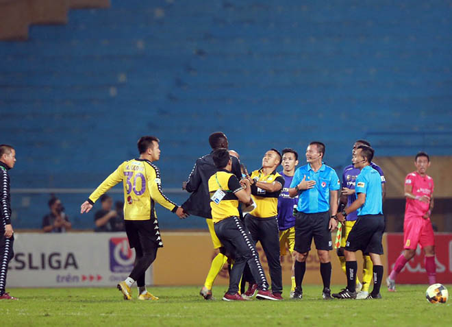 Ban huấn luyện và cầu thủ Hà Nội phản ứng gay gắt với trọng tài Nguyễn Đình Thái cùng các trợ lý.