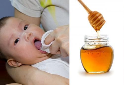 Tuyệt đối không cho trẻ dùng mật ong hoặc dùng để đánh tưa lưỡi cho trẻ nhỏ. Ảnh minh họa