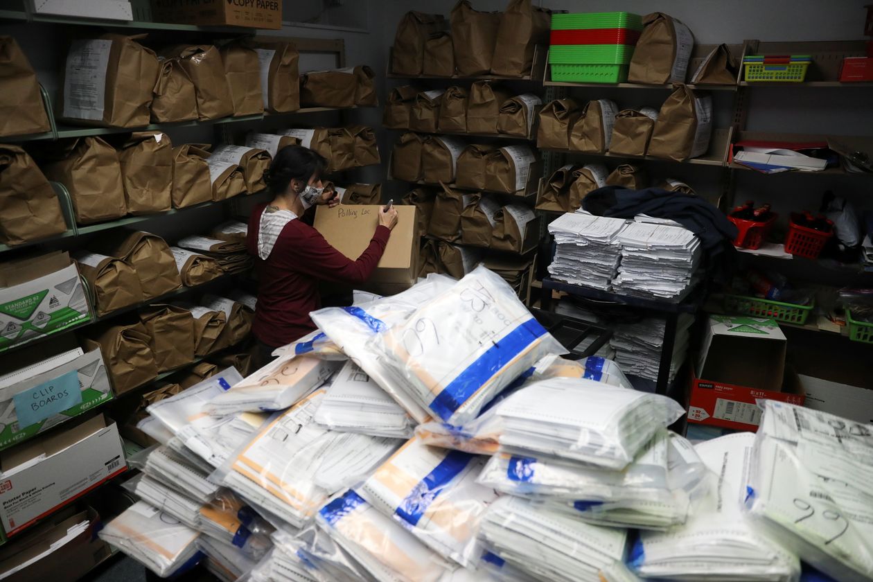 Kho chứa phiếu bầu qua thư của cử tri tại Kenosha, bang Wisconsin ngày 4.11.