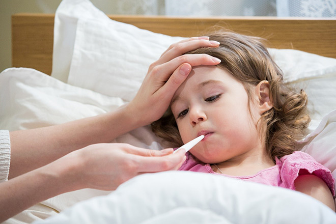 Khi trẻ sốt, cha mẹ cần theo dõi thân nhiệt và chăm sóc phù hợp để giúp con nhanh hạ sốt