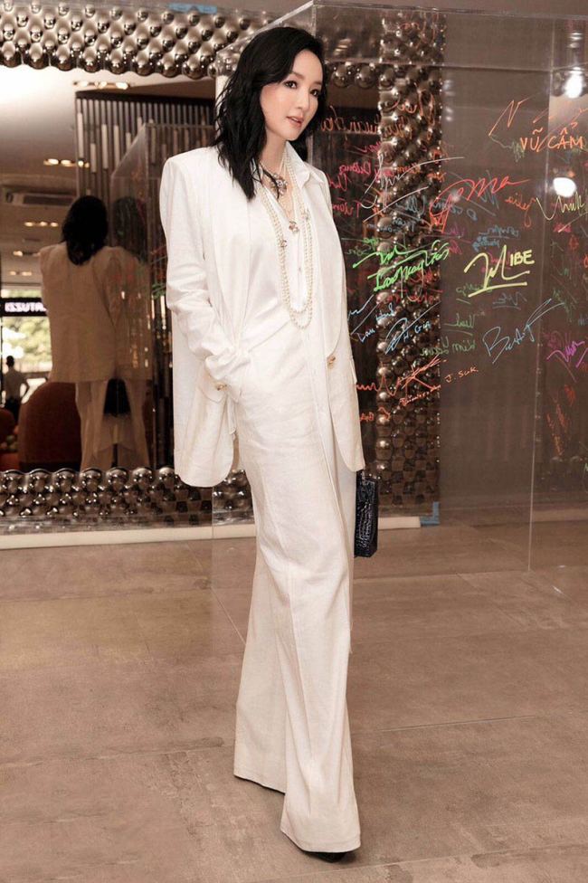Dù U50 nhưng cô vẫn mê mệt phong cách menswear.&nbsp;
