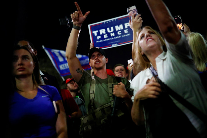 Những người ủng hộ Tổng thống Donald Trump biểu tình phản đối kết quả bầu cử Mỹ tại TP Phoenix - Mỹ, hôm 4-11 Ảnh: REUTERS