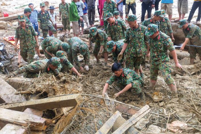 Việc tìm kiếm nạn nhân được các chiến sĩ bộ đội thực hiện bằng tay, bởi họ biết dưới lớp đất đá là những đồng bào không may nằm xuống. Ảnh: Vĩnh Nhân