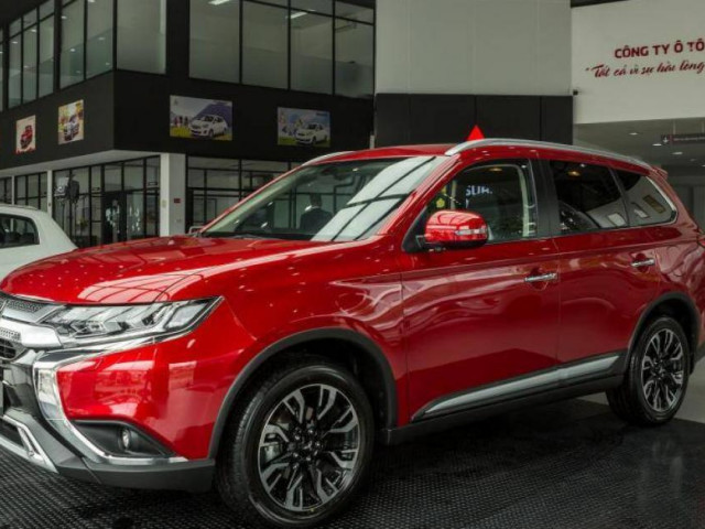 Ô tô - Ô tô gầm cao bình dân chạy đua miễn trước bạ dịp cuối năm