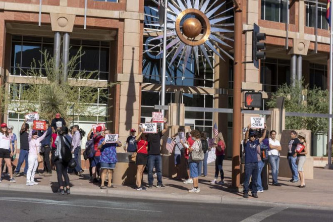 Người ủng hộ ông Trump biểu tình ở bang Arizona (Mỹ) ngày 5-11. Ảnh: THE REPUBLIC
