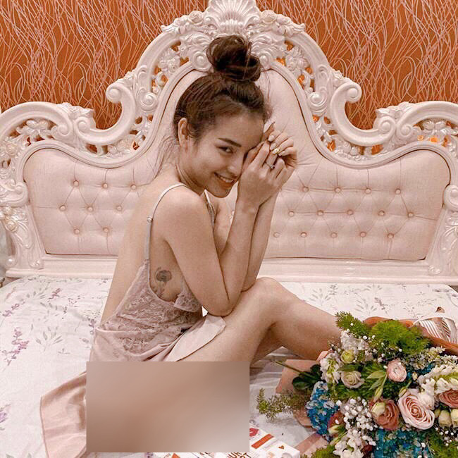Thả dáng gợi cảm trong chiếc váy ngủ mỏng manh khoe vòng 3 nóng bỏng, Jolie Phương Trinh khiến nhiều khán giả 'nhức mắt'.
