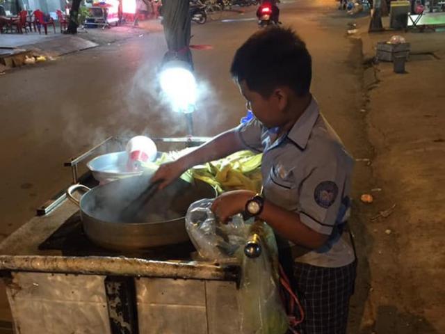 Bạn trẻ - Cuộc sống - Xúc động cảnh bé trai mặc đồng phục học sinh đi bán bắp ngô giữa đêm khuya