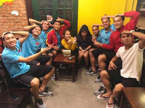 Các tuyển thủ quốc gia trong một dịp hội ngộ tại quán. Ảnh: Facebook
