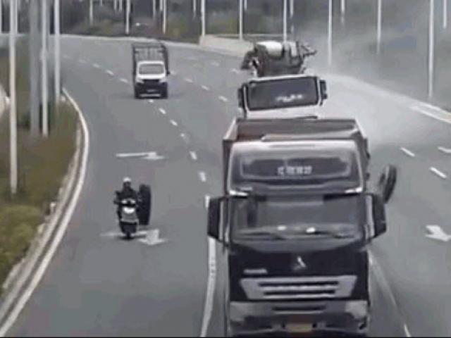 Media - Lốp văng khỏi xe tải, "đốn ngã" người đàn ông đi xe máy