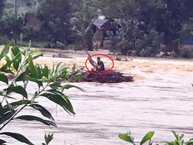 Tin tức trong ngày - Bình Định: Người đàn ông tính mạng “ngàn cân treo ngọn cây” giữa dòng lũ dữ