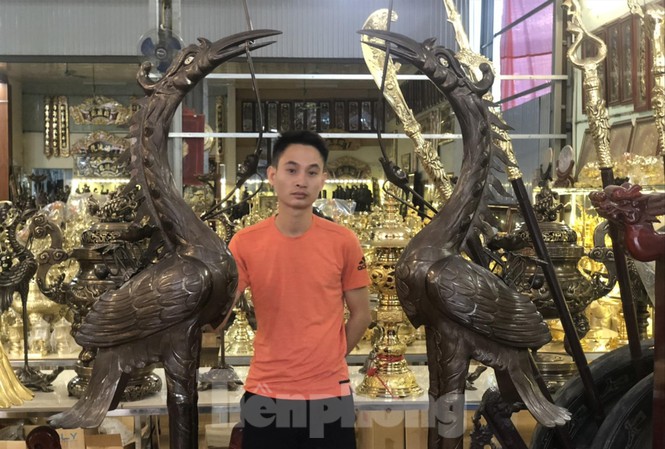Anh Hoàng Văn Điệp, chủ cơ sở sản xuất và kinh doanh đồ đồng ở xã Đại Bái, huyện Gia Bình (Bắc Ninh) làm giàu với nghề truyền thống của cha ông Ảnh: N.T