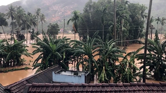 Mưa lớn khiến hơn 1.000 nhà dân ở huyện Hoài Ân bị ngập, nhiều tài sản, gia cầm, gia súc bị cuốn trôi.