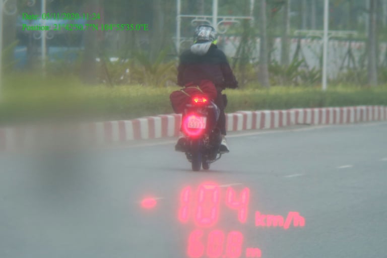 H. điều khiển xe máy với vận tốc 104km/h