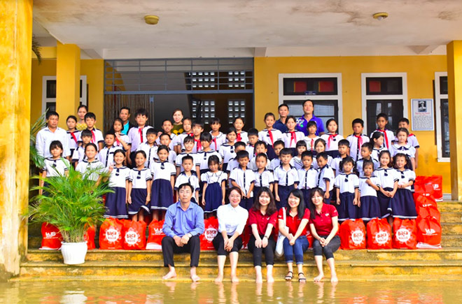 Đại diện VUS đến tận nơi trao quà cho các trường và các em có hoàn cảnh khó khăn sau lũ&nbsp;