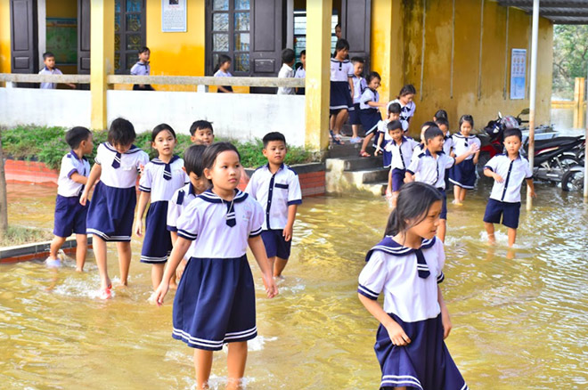 Học sinh trường Tiểu học Số 2 Quảng Phước, Huyện Quảng Điền, tỉnh Thừa Thiên Huế hằng ngày vẫn “học cùng với lũ".