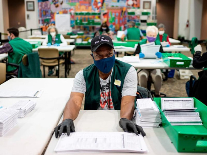 Nhân viên kiểm phiếu tại một điểm bỏ phiếu ở TP Denver, bang Colorado ngày 4-11. Ảnh: AP