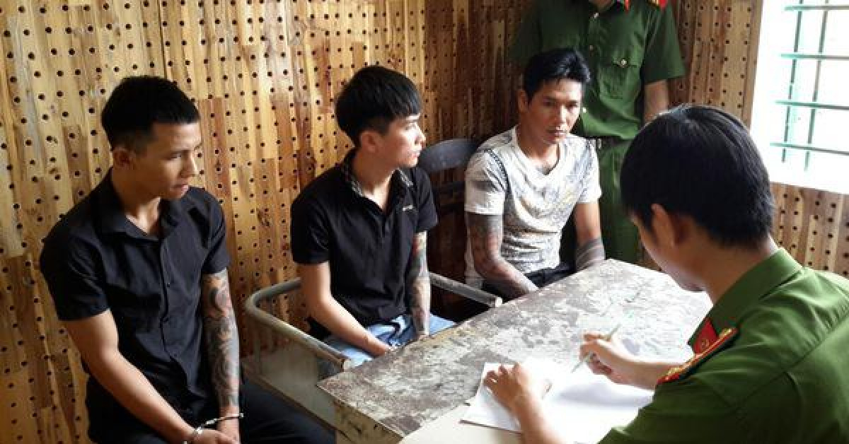 Pháp luật - Bắt giữ nhóm đối tượng bịt mặt từ 3 ô tô lao vào quán nhậu chém người