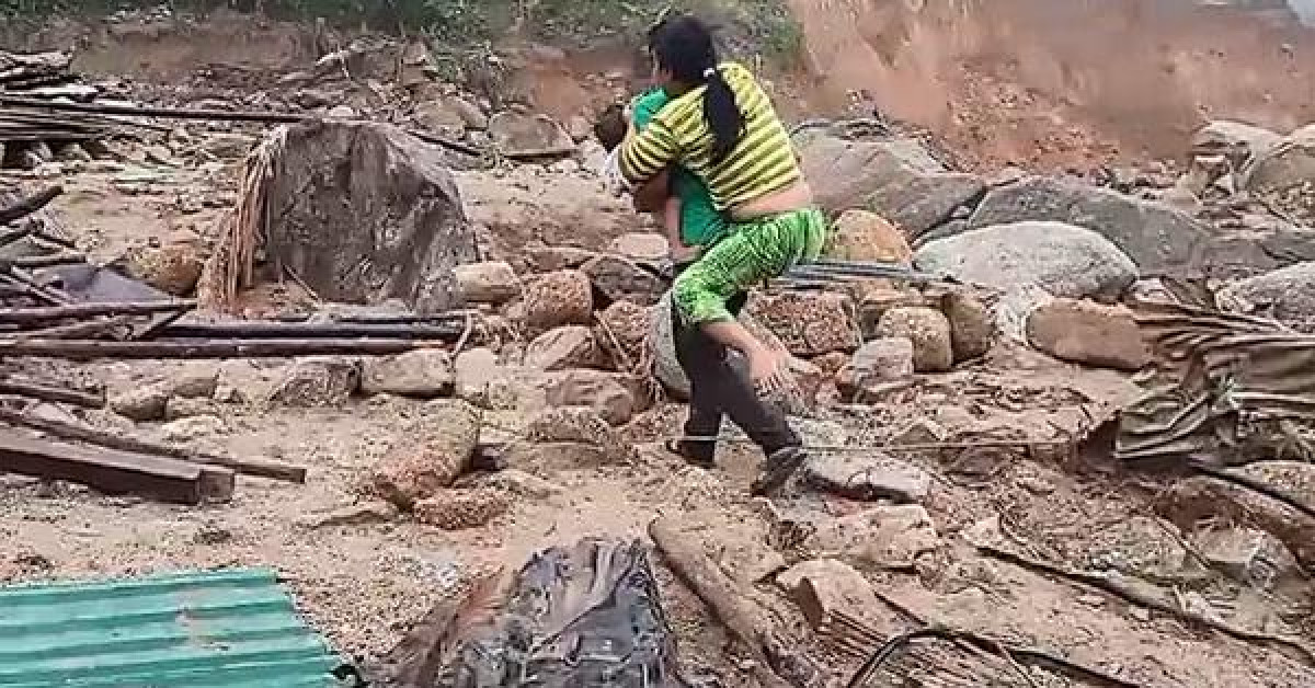 Tin tức trong ngày - Clip: Quặn lòng cảnh lũ quét sạch căn nhà của người phụ nữ tật nguyền