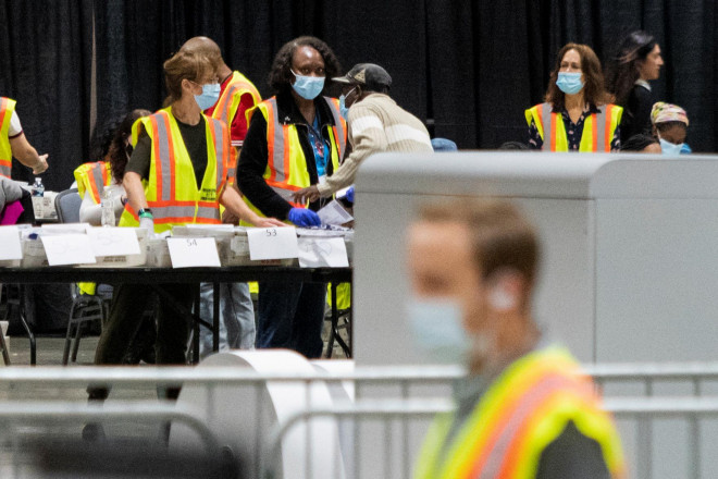 Các nhân viên kiểm phiếu qua bưu điện ở bang Pennsylvania hôm 6-11. Ảnh: Reuters