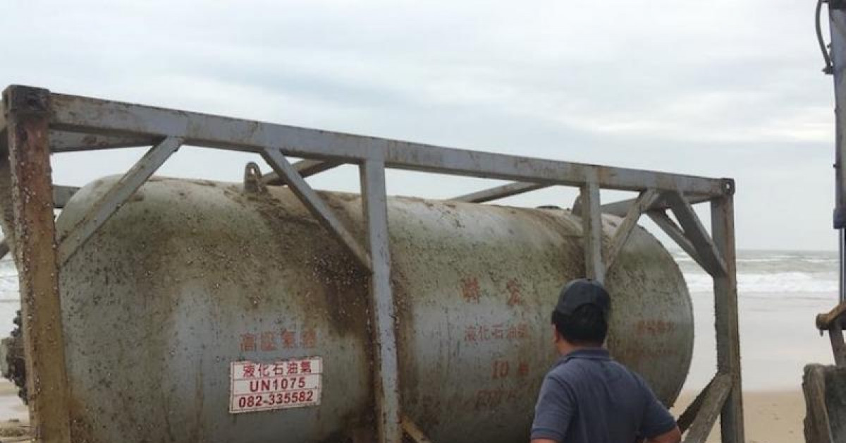 Tin tức trong ngày - Bồn kim loại in chữ Trung Quốc trôi vào bờ biển Quảng Nam