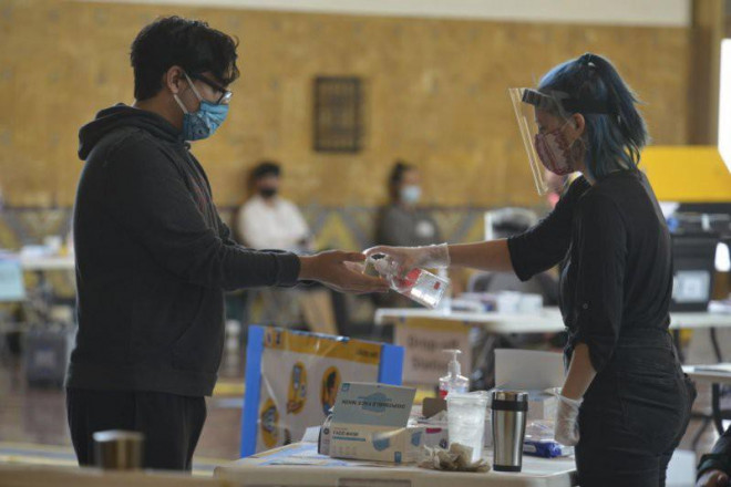 Cử tri bỏ phiếu tại điểm bỏ phiếu ở TP Los Angeles, bang California hôm 3-11. Ảnh: Deccio Serrano–NurPhoto/Getty Images