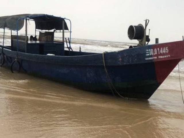 Tin tức trong ngày - Bí ẩn 2 chiếc tàu "ma" in chữ Trung Quốc dạt vào bờ biển miền Trung