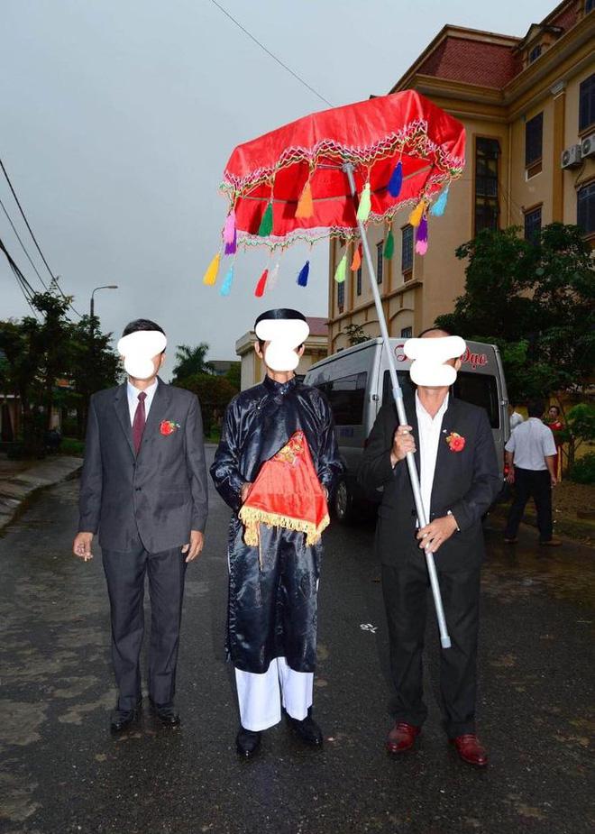 Cô dâu giận "tím mặt" vì bộ ảnh tiệc cưới phong cách mất điện, tức nhất là tấm trong nhà hàng - 3