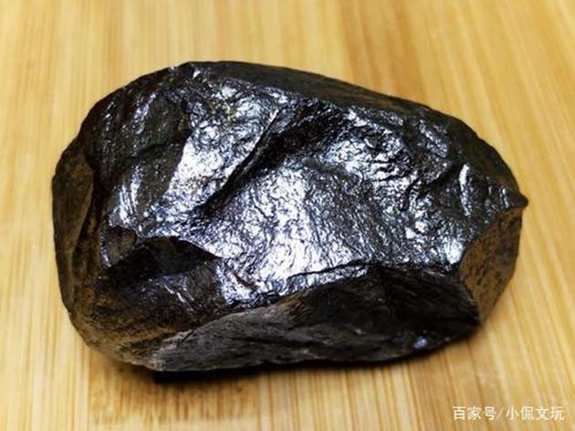 Hòn đá giá trăm tỷ/g, không chứa vàng hay kim cương lại xấu xí khó tả - 1