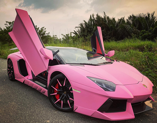Chiếc Lamborghini Huracan màu sơn trắng hồng độc lạ của Hot Girl Hạnh Sino
