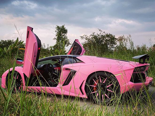 Lamborghini Aventador "sang tay" nữ doanh nhân Việt thay áo hồng nổi bật - 4