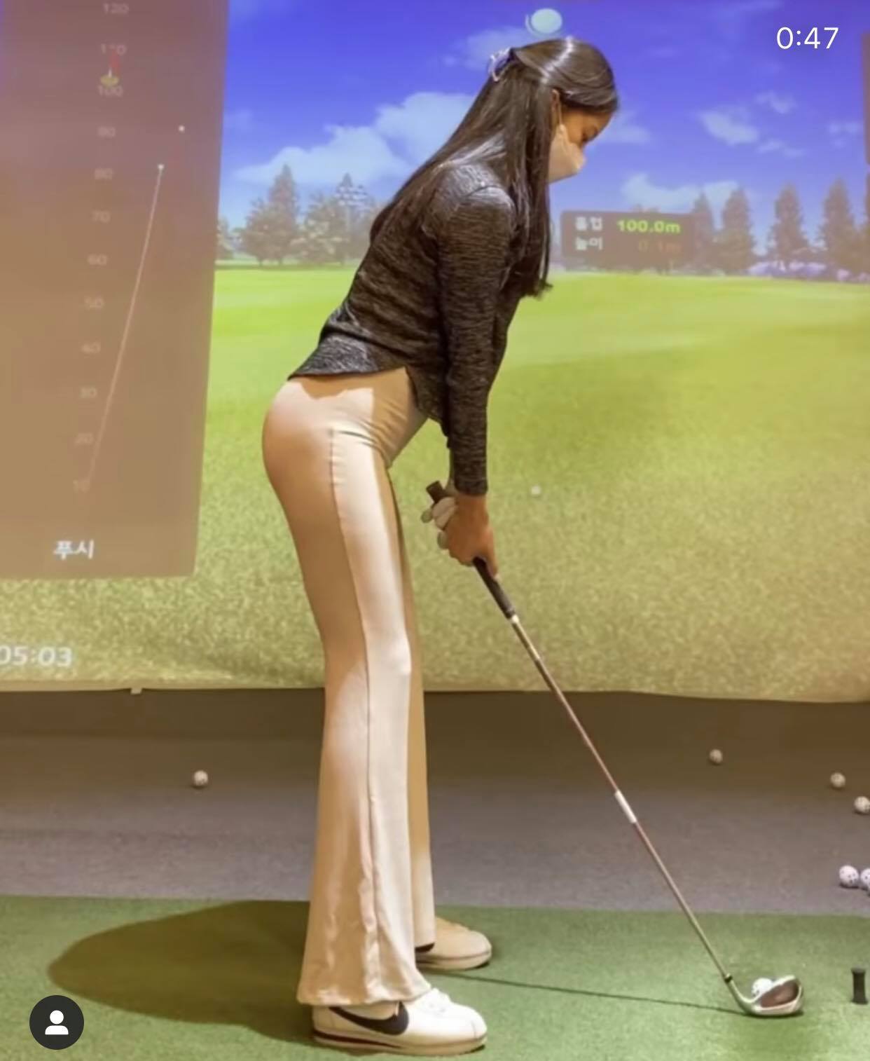 Chân dài Hàn Quốc mặc quần màu nude bó chẽn, ống loe đi chơi golf.