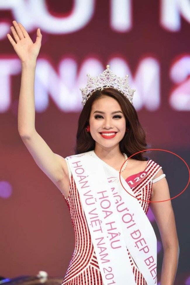 Phạm Hương lộ khoảnh khắc “kém duyên” khi đăng quang Hoa hậu Hoàn vũ Việt Nam.
