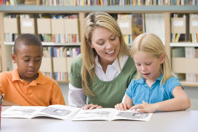 Giáo viên đóng vai trò quan trọng trong việc phát triển kỹ năng đọc của trẻ.
