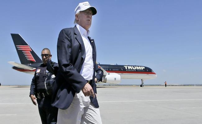 Nếu như những Tổng thống Mỹ khác sau khi nhậm chức mới có máy bay riêng thì ông Donald Trump từ lâu đã sở hữu chuyên cơ của riêng mình.
