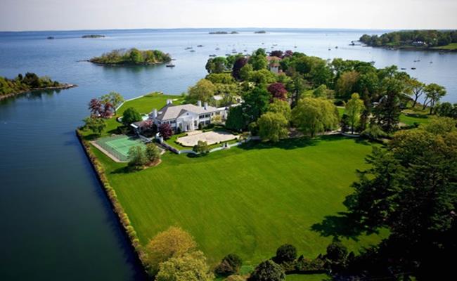 Bất động sản tại 21 Vista Drive ở Greenwich, Connecticut này được Tổng thống Donald Trump và người vợ đầu là bà Ivana mua vào đầu năm 1980 với giá chỉ 4 triệu USD (khoảng 92 tỷ đồng).
