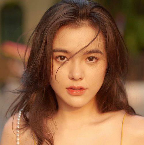 Hồ Thiên Trang (Hà Nội) là một trong những gương mặt đình đám trên mạng xã hội. Không chỉ xinh đẹp, Thiên Trang còn là tiểu thư trong một gia đình có gia thế đáng ngưỡng mộ. Tuy vậy, cô nàng không hề ỷ lại điều này.