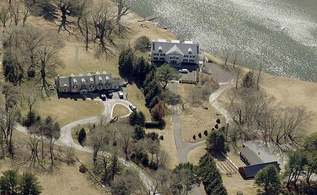 Sau khi rời nhiệm sở không lâu, năm 2017, ông Biden đã mua căn biệt thự nghỉ dưỡng rộng 446 m2, trị giá 2,7 triệu USD (62 tỷ đồng), tọa lạc trên bãi biển Rehoboth của bang Delaware.
