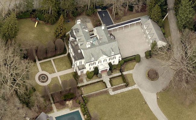 Ông Biden và vợ hiện cũng đang sở hữu một căn biệt thự ven hồ, rộng 650 m2, trị giá khoảng 2 triệu USD (46 tỷ đồng). Căn biệt thự này cũng thuộc bang Delaware nhưng nằm tại thành phố Wilmington.
