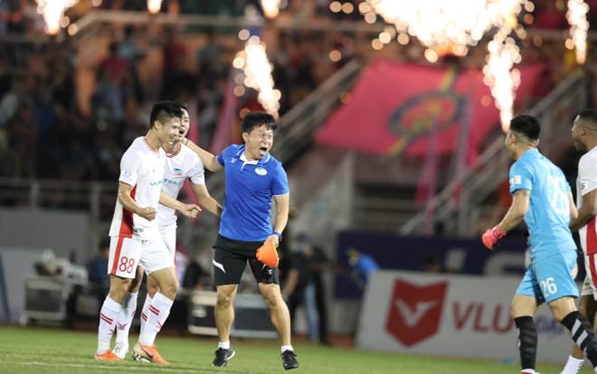 Sau 90 phút nghẹt thở trên sân vận động Thống Nhất chiều tối ngày 8/11, CLB Viettel đã giành chiến thắng chung cuộc 1-0 trước CLB Sài Gòn, qua đó chính thức trở thành tân vương của V-League 2020