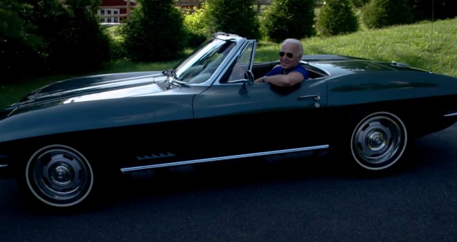 Ông Joe Biden và chiếc 1967 Corvette Stingray.