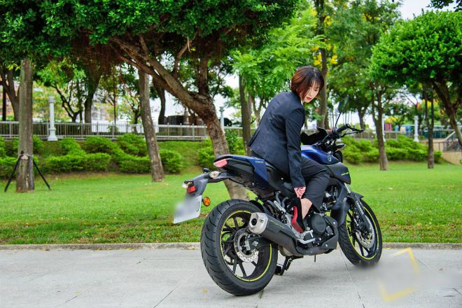 Nữ văn phòng cầm cương Yamaha MT-15 vẫn đẹp tuyệt - 11