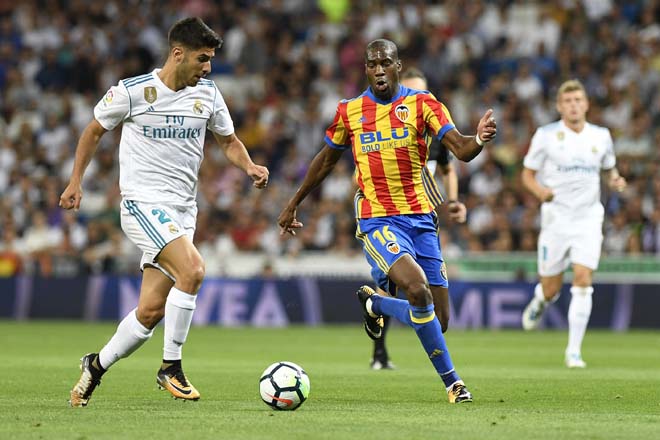 Real (trái) hứa hẹn sẽ gặp khó khăn trên sân Valencia