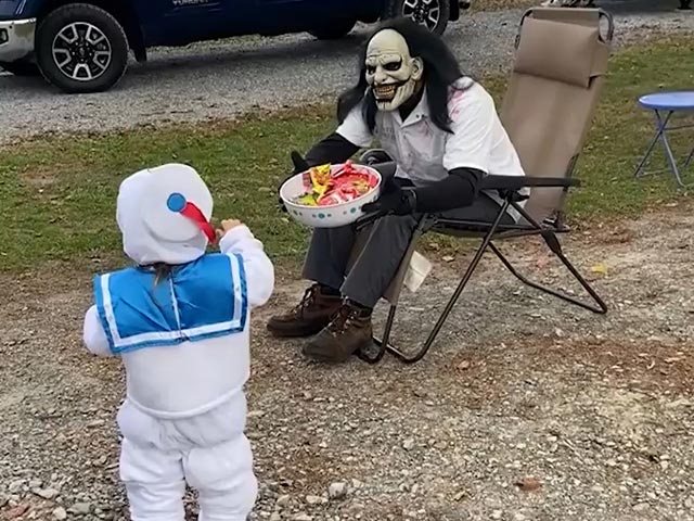 Cười 24H - Cậu nhóc "dọa ma" người khác không ngờ lại bị dọa cho khiếp vía