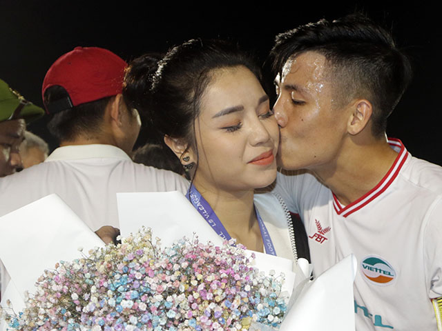 Bóng đá - CLB Viettel vô địch V-League, Bùi Tiến Dũng cầu hôn vợ xinh đẹp chưa cưới