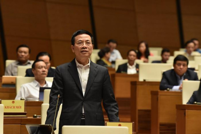 Bộ trưởng Bộ TTTT Nguyễn Mạnh Hùng trả lời tại diễn đàn Quốc hội