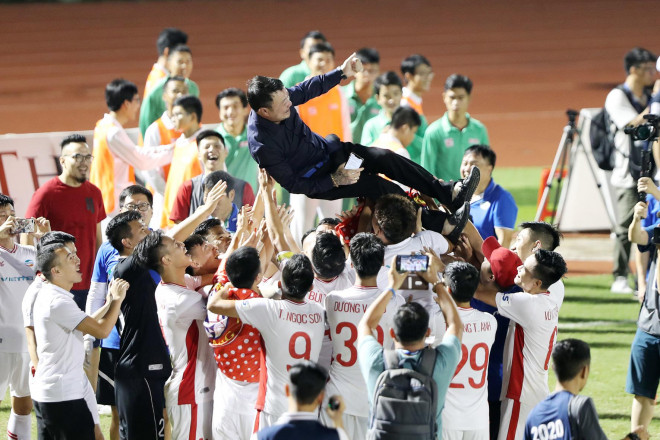 HLV Trương Việt Hoàng được các học trò tung hô, khi lần đầu tiên Viettel vô địch V-League Ảnh: QUANG LIÊM