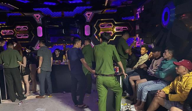 Thời điểm Công an Lâm Hà đột kích quán karaoke và bắt quả tang nhiều thanh niên sử dụng trái phép chất ma tuý