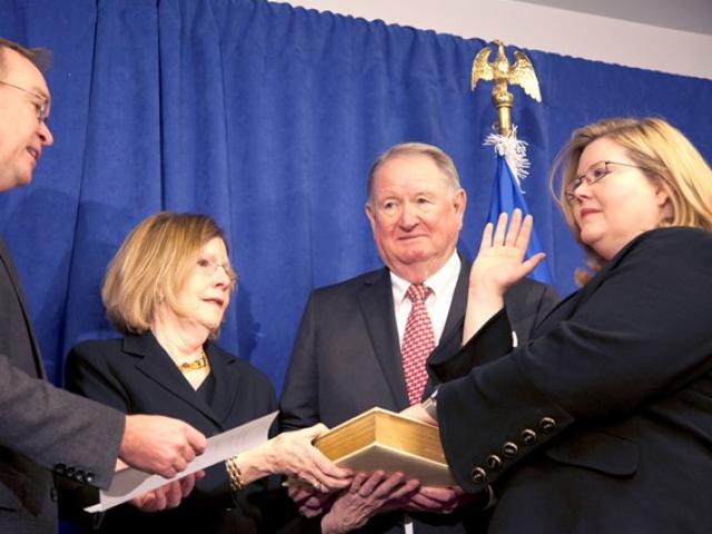 Thế giới - Người phụ nữ quyền lực "nhất Mỹ" chưa quyết định ông Trump thất cử trước ông Biden